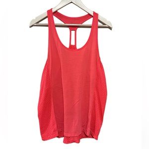 Size XL Under Armour workout tank. Missing sizing tag but is XL